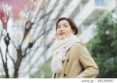 冬 屋外を歩く女性 冬 屋外を歩く女性 98299967