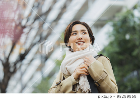 冬　屋外を歩く女性 98299969