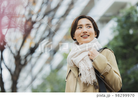 冬　屋外を歩く女性 98299970