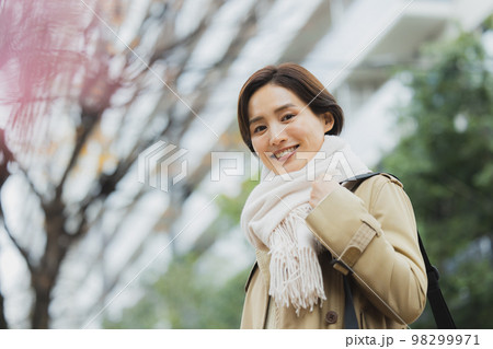 冬　屋外を歩く女性 98299971