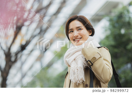冬　屋外を歩く女性 98299972