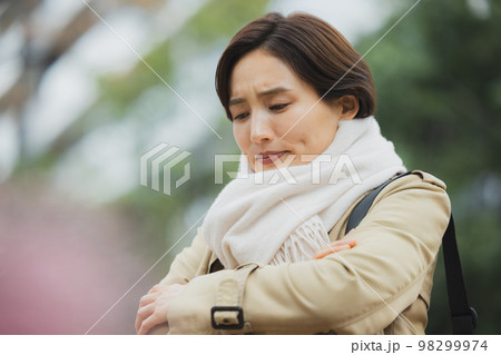 冬　屋外を歩く女性 98299974