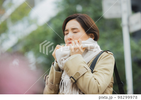 冬　屋外を歩く女性 98299978