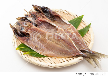 ザルに乗ったアジの干物 98300658