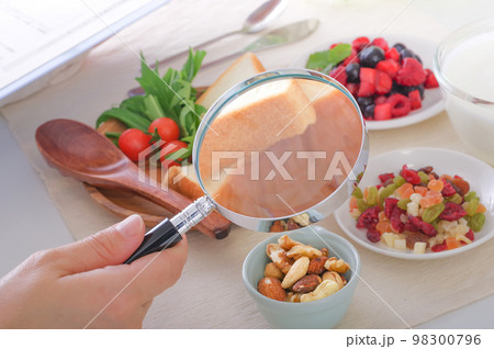 食べ物の成分をを調べるイメージ 98300796