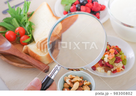 食べ物の成分をを調べるイメージ 98300802