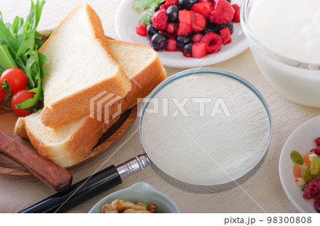 食べ物の成分をを調べるイメージ 98300808