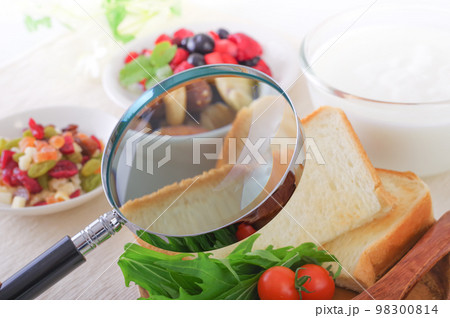 食べ物の成分をを調べるイメージ 食べ物の成分をを調べるイメージ 98300814