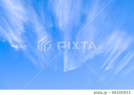 青空とダイナミックな雲扇状 98300933