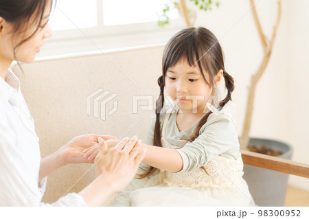 女の子の手を取る母親の写真 98300952