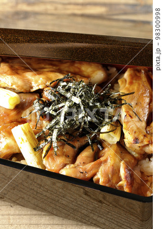 タレがたっぷりかかった焼き長葱と焼き鳥重 98300998