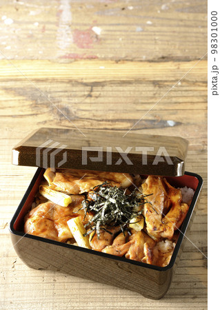 タレがたっぷりかかった焼き長葱と焼き鳥重 タレがたっぷりかかった焼き長葱と焼き鳥重 98301000