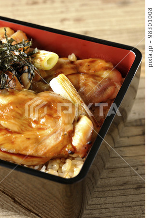タレがたっぷりかかった焼き長葱と焼き鳥重 98301008