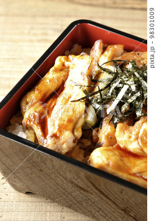 タレがたっぷりかかった焼き長葱と焼き鳥重 98301009
