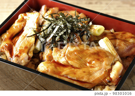 タレがたっぷりかかった焼き長葱と焼き鳥重 98301016