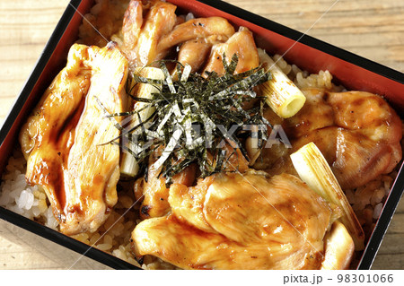 タレがたっぷりかかった焼き長葱と焼き鳥重を俯瞰で撮影 タレがたっぷりかかった焼き長葱と焼き鳥重を俯瞰で撮影 98301066