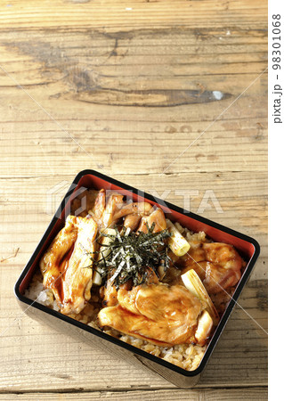 タレがたっぷりかかった焼き長葱と焼き鳥重を俯瞰で撮影 タレがたっぷりかかった焼き長葱と焼き鳥重を俯瞰で撮影 98301068