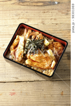 タレがたっぷりかかった焼き長葱と焼き鳥重を俯瞰で撮影 98301069