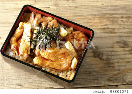 タレがたっぷりかかった焼き長葱と焼き鳥重を俯瞰で撮影 98301071