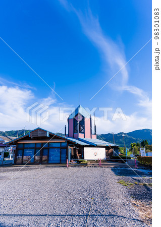 大自然の阿蘇山並みを背景に観光名所で有名な高森駅周辺風景(南阿蘇鉄道) 大自然の阿蘇山並みを背景に観光名所で有名な高森駅周辺風景(南阿蘇鉄道) 98301083