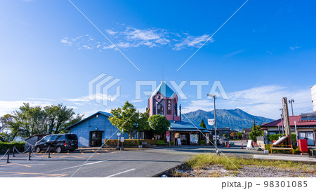 大自然の阿蘇山並みを背景に観光名所で有名な高森駅周辺風景（南阿蘇鉄道） 98301085