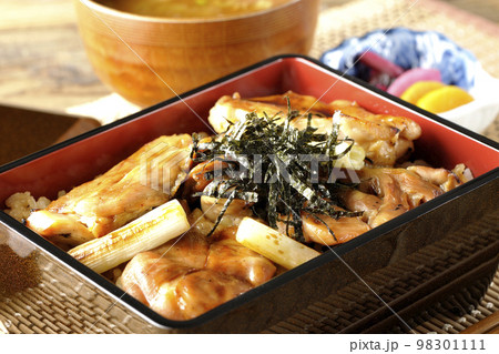タレがたっぷりかかった焼き長葱と焼き鳥重と味噌汁とお漬物 タレがたっぷりかかった焼き長葱と焼き鳥重と味噌汁とお漬物 98301111