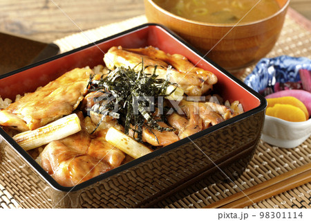 タレがたっぷりかかった焼き長葱と焼き鳥重と味噌汁とお漬物 タレがたっぷりかかった焼き長葱と焼き鳥重と味噌汁とお漬物 98301114