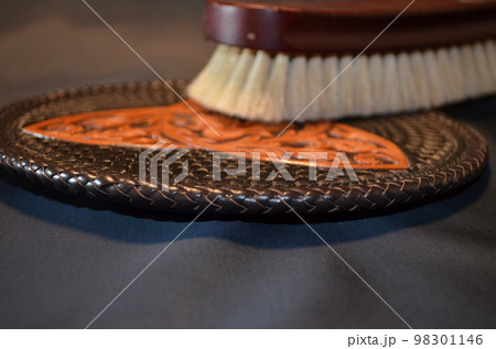 ツーリングレザーを使用したカービング作品と革用ブラシ 98301146