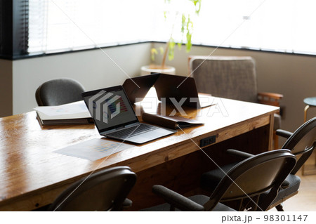 デスクの上にあるパソコン 98301147