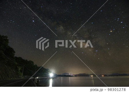 初夏の星景色　南の空のさそり座と天の川 98301278