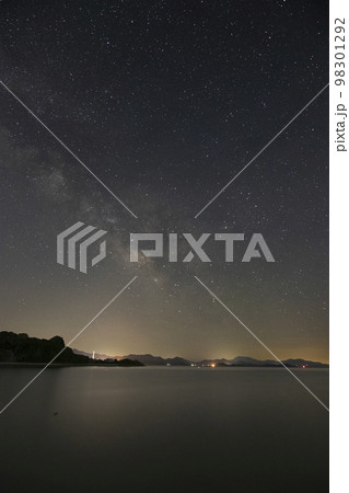 初夏の瀬戸内の星景色 しまなみから昇る天の川 初夏の瀬戸内の星景色 しまなみから昇る天の川 98301292