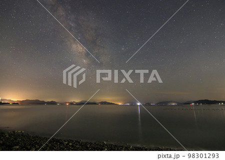 初夏の瀬戸内の星景色 しまなみから昇る天の川 初夏の瀬戸内の星景色 しまなみから昇る天の川 98301293