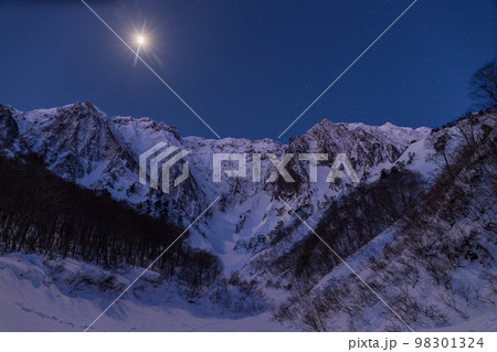 一ノ倉沢から月光に照らされて白く輝く雪の谷川岳 98301324