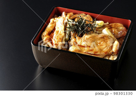 タレがたっぷりかかった焼き長葱と焼き鳥重を黒背景で撮影 98301330