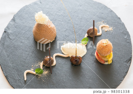 洒落なケーキバイキングのイメージ画像素材 98301338