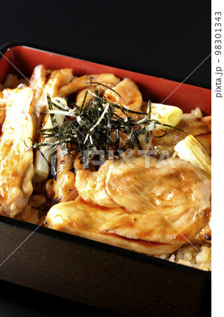 タレがたっぷりかかった焼き長葱と焼き鳥重を黒背景で撮影 タレがたっぷりかかった焼き長葱と焼き鳥重を黒背景で撮影 98301343