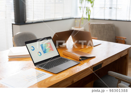 デスクの上にあるパソコン 98301388