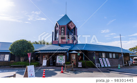 大自然の美しい青空と陽射しを浴びる高森駅風景(南阿蘇鉄道) 大自然の美しい青空と陽射しを浴びる高森駅風景(南阿蘇鉄道) 98301445