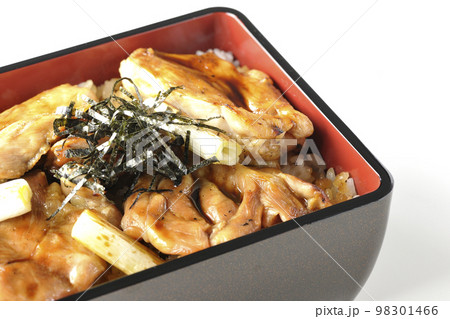 タレがたっぷりかかった焼き長葱と焼き鳥重を白背景で撮影 98301466