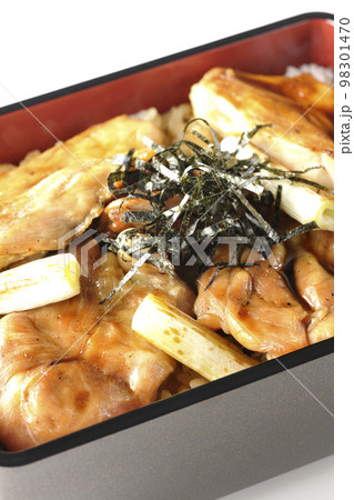 タレがたっぷりかかった焼き長葱と焼き鳥重を白背景で撮影 98301470