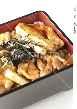 タレがたっぷりかかった焼き長葱と焼き鳥重を白背景で撮影 98301472