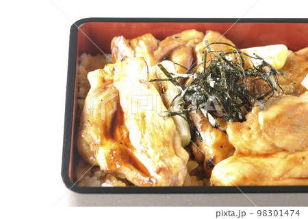 タレがたっぷりかかった焼き長葱と焼き鳥重を白背景で撮影 タレがたっぷりかかった焼き長葱と焼き鳥重を白背景で撮影 98301474