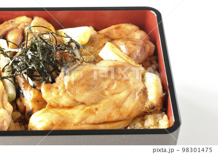 タレがたっぷりかかった焼き長葱と焼き鳥重を白背景で撮影 98301475