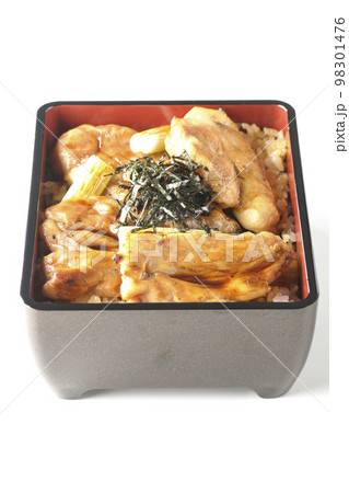 タレがたっぷりかかった焼き長葱と焼き鳥重を白背景で撮影 98301476