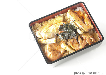タレがたっぷりかかった焼き長葱と焼き鳥重を白背景で俯瞰撮影 タレがたっぷりかかった焼き長葱と焼き鳥重を白背景で俯瞰撮影 98301502