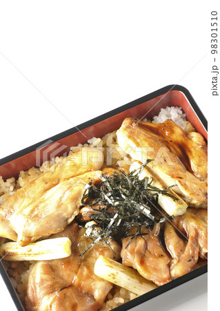 タレがたっぷりかかった焼き長葱と焼き鳥重を白背景で俯瞰撮影 98301510