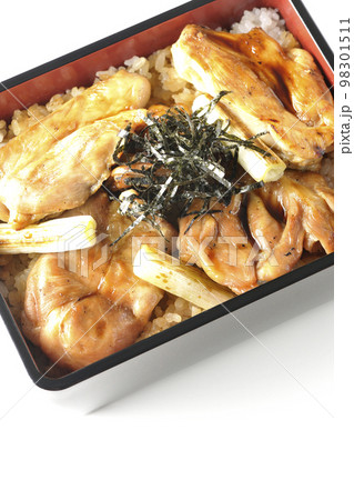 タレがたっぷりかかった焼き長葱と焼き鳥重を白背景で俯瞰撮影 98301511