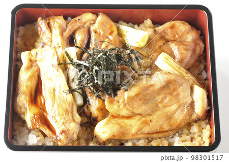 タレがたっぷりかかった焼き長葱と焼き鳥重を白背景で俯瞰撮影 98301517