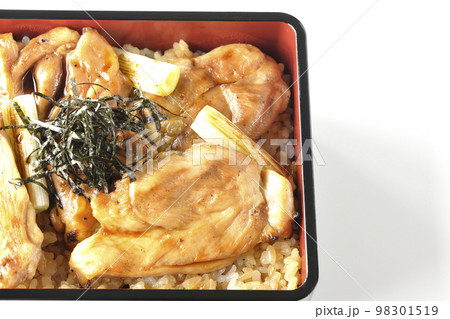 タレがたっぷりかかった焼き長葱と焼き鳥重を白背景で俯瞰撮影 98301519