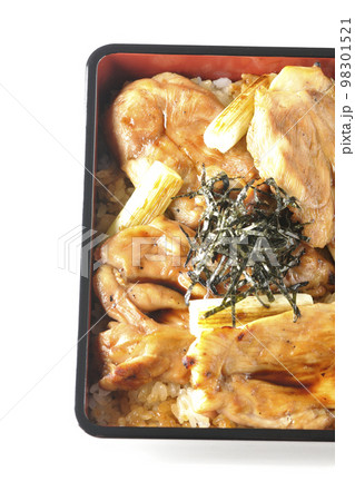 タレがたっぷりかかった焼き長葱と焼き鳥重を白背景で俯瞰撮影 98301521